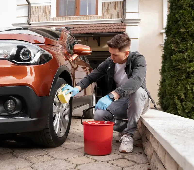 Lavage auto à domicile Aunou-sur-Orne : professionnel intervenant sur un véhicule